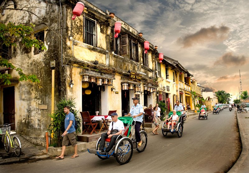 415 - tourists visiting the ancient city - DOAN Thi Tho - vietnam.jpg